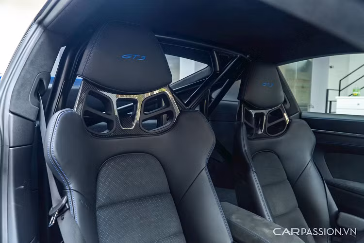 Phần đuôi xe 911 GT3 được trang bị bộ cánh gió cỡ lớn mang đến điểm khác biệt rõ rệt so với bản tiêu chuẩn. Khi vận hành, lực ép sẽ tăng 50% so với 911 nguyên bản và tăng lên 150% đối với xe chạy trên đường đua.