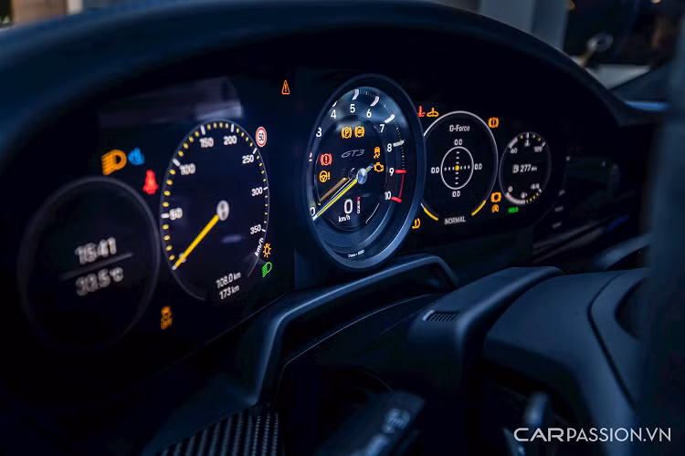 Cabin xe có phối màu tối, kết hợp cùng những đường chỉ khâu màu xanh dương làm điểm nhấn. Chất liệu Alcantara và da cao cấp bao phủ khoang lái, trong khi đó sợi carbon xuất hiện ở khu vực bệ bước, viền táp-pi, viền bảng táp-lô, ốp cụm điều khiển, ghế ngồi,…