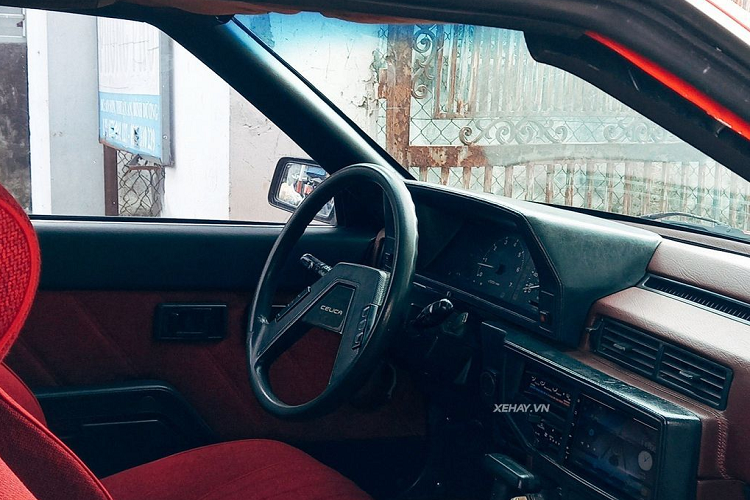 Ở bên thân, chiếc xe Toyota Celica GT 1983 đã được độ wide body, giúp chiếc hatchback cổ điển trở nên hầm hố hơn. Mâm xe cũng được chủ nhân giữ lại và phục chế.