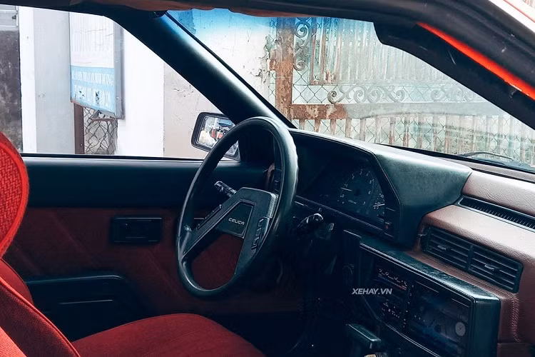 Ở bên thân, chiếc xe Toyota Celica GT 1983 đã được độ wide body, giúp chiếc hatchback cổ điển trở nên hầm hố hơn. Mâm xe cũng được chủ nhân giữ lại và phục chế.