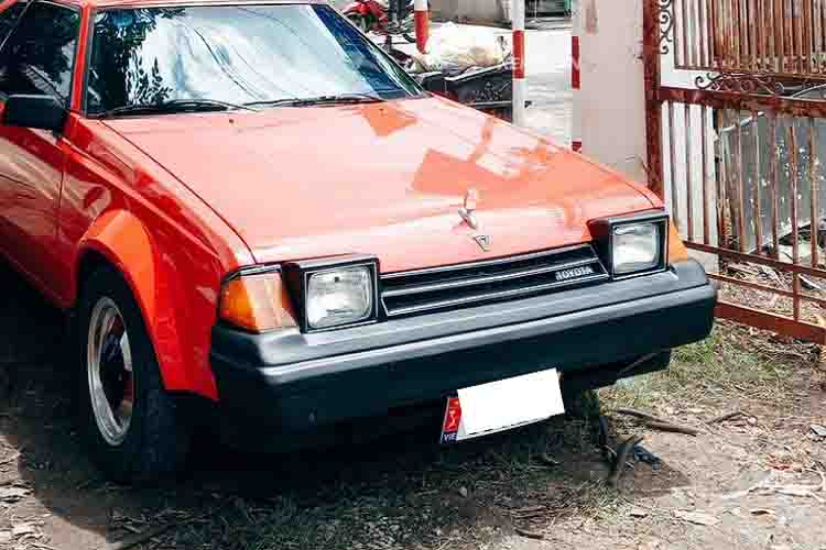 Phần đầu xe được trang bị đèn pha dạng mắt ếch cổ điển, liền mạch với đèn xi nhan. Và khi đèn pha đóng xuống sẽ tạo cái nhìn liền mạch ở phần đâu xe, trông thể thao hơn.