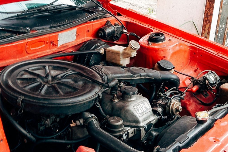 Trong khi đó, phần đuôi xe được thiết kế đơn giản với cụm đèn hậu được chia thành 4 phần và 2 tầng. Còn bên trong cabin, nội thất được thiết kế tối giản và chiếc xe gần 50 năm tuổi đã được bọc lại da mới hoàn toàn.