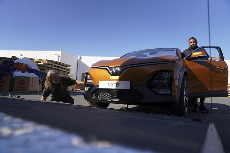 Tương tự các mẫu ôtô điện cùng thương hiệu, VinFast VF6 cũng có 2 phiên bản là Tiêu chuẩn và Plus. Trong đó, phiên bản Tiêu chuẩn được trang bị mô-tơ điện nằm trên cầu trước, tạo ra công suất tối đa 130 kW (khoảng 174 mã lực) và mô-men xoắn cực đại 250 Nm. Hai con số tương ứng của mô-tơ điện trên bản Plus là 150 kW (201 mã lực) và 350 Nm.