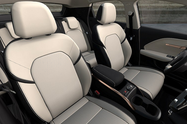 Tiếp đó là hốc gió trung tâm hình lục giác với hộp màu đen ở giữa. Đây chính là vị trí đặt radar để phục vụ các tính năng an toàn chủ động ADAS của xe. Chưa hết, VinFast VF6 còn có vành la-zăng 5 chấu kép với thiết kế khí động lực học, gương chiếu hậu tích hợp camera và cổng sạc được bố trí sau chắn bùn trước bên trái.