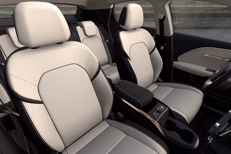 Tiếp đó là hốc gió trung tâm hình lục giác với hộp màu đen ở giữa. Đây chính là vị trí đặt radar để phục vụ các tính năng an toàn chủ động ADAS của xe. Chưa hết, VinFast VF6 còn có vành la-zăng 5 chấu kép với thiết kế khí động lực học, gương chiếu hậu tích hợp camera và cổng sạc được bố trí sau chắn bùn trước bên trái.