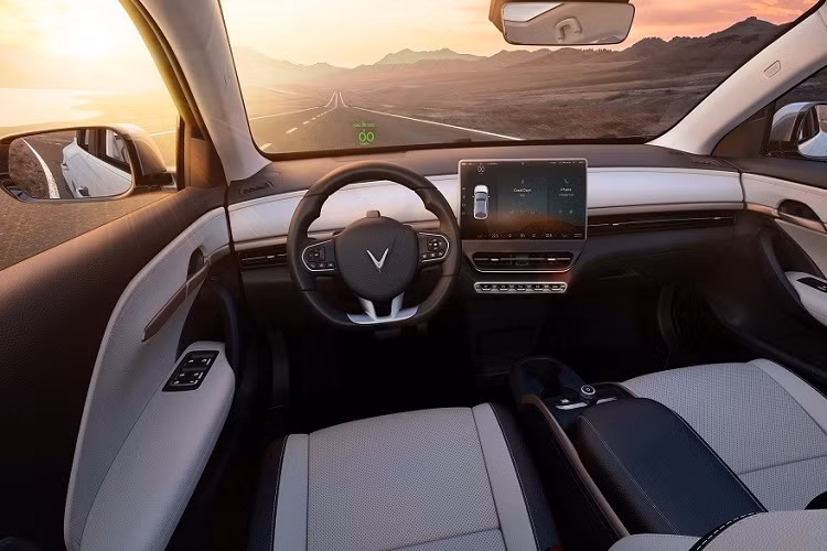 Bên trong VinFast VF6 là không gian nội thất 5 chỗ ngồi rộng rãi nhờ chiều dài cơ sở lớn. Ở bản tiêu chuẩn, xe được trang bị nội thất bọc nỉ pha da thân thiện với môi trường. Trong khi đó, bản Plus dùng chất liệu da thân thiện môi trường để bọc nội thất và trần kính toàn cảnh.