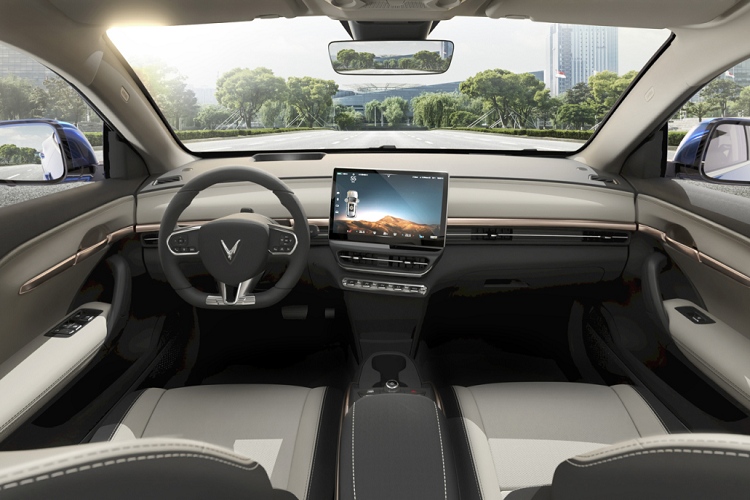 Ngoài ra, xe còn có cửa gió điều hòa được bố trí trải dài trên mặt táp-lô. Trong khi đó, cửa gió điều hòa trung tâm nằm giữa màn hình thông tin giải trí và hàng nút bấm cơ học. Đặc biệt, 2 ghế trước của VinFast VF6 không được ngăn cách với nhau như thiết kế truyền thống. Tại đây chỉ có 2 hộc đựng cốc và núm xoay chuyển số.