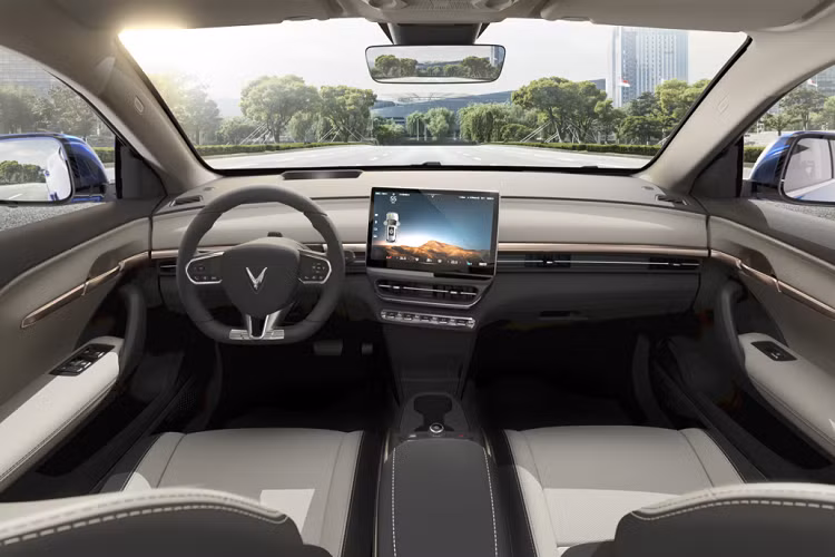 Ngoài ra, xe còn có cửa gió điều hòa được bố trí trải dài trên mặt táp-lô. Trong khi đó, cửa gió điều hòa trung tâm nằm giữa màn hình thông tin giải trí và hàng nút bấm cơ học. Đặc biệt, 2 ghế trước của VinFast VF6 không được ngăn cách với nhau như thiết kế truyền thống. Tại đây chỉ có 2 hộc đựng cốc và núm xoay chuyển số.