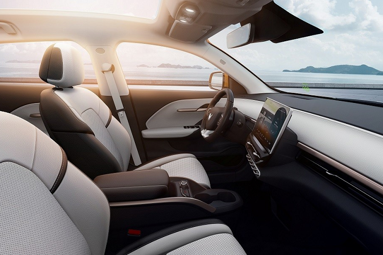 Tuy nhiên, khác với VinFast VF7, mẫu xe này vẫn dùng tay nắm cửa thông thường thay vì loại nằm chìm vào thân xe.Phía sau VF6, hãng VinFast bố trí dải đèn LED tạo hình chữ "V" tương tự ở đầu xe, bao quanh logo của nhà sản xuất trên cửa cốp. Bên dưới có thêm một cụm đèn nhỏ nữa trong khi đèn phản quang đặt thấp trên cản sau. Ngoài ra, cản sau còn được thiết kế 2 màu, tạo cảm giác thể thao cho mẫu SUV điện này.