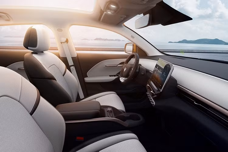 Tuy nhiên, khác với VinFast VF7, mẫu xe này vẫn dùng tay nắm cửa thông thường thay vì loại nằm chìm vào thân xe.Phía sau VF6, hãng VinFast bố trí dải đèn LED tạo hình chữ "V" tương tự ở đầu xe, bao quanh logo của nhà sản xuất trên cửa cốp. Bên dưới có thêm một cụm đèn nhỏ nữa trong khi đèn phản quang đặt thấp trên cản sau. Ngoài ra, cản sau còn được thiết kế 2 màu, tạo cảm giác thể thao cho mẫu SUV điện này.