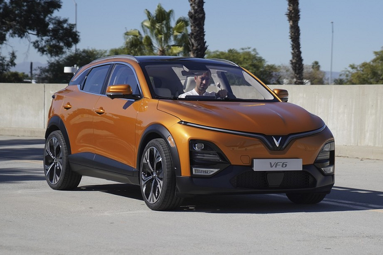 Theo hãng xe Việt, mẫu VinFast VF6 chạy điện này có chiều dài 4.238 mm, chiều rộng 1.820 mm, chiều cao 1.594 mm và chiều dài cơ sở 2.730 mm. Có thể thấy, VinFast VF6 sở hữu chiều dài cơ sở vượt trội trong phân khúc SUV cỡ B, lớn hơn nhiều so với các mẫu xe như Honda HR-V (2.610 mm), Kia Seltos (2.610 mm), Hyundai Creta (2.610 mm) và Toyota Corolla Cross (2.640 mm).