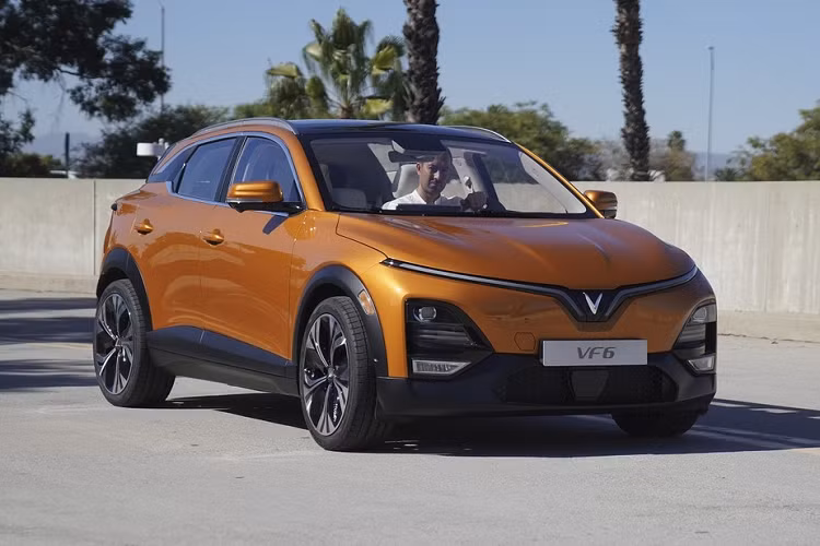 Theo hãng xe Việt, mẫu VinFast VF6 chạy điện này có chiều dài 4.238 mm, chiều rộng 1.820 mm, chiều cao 1.594 mm và chiều dài cơ sở 2.730 mm. Có thể thấy, VinFast VF6 sở hữu chiều dài cơ sở vượt trội trong phân khúc SUV cỡ B, lớn hơn nhiều so với các mẫu xe như Honda HR-V (2.610 mm), Kia Seltos (2.610 mm), Hyundai Creta (2.610 mm) và Toyota Corolla Cross (2.640 mm).