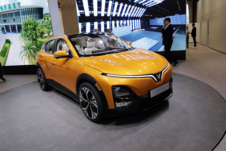 Nội thất của mẫu SUV thuần điện này phối 2 màu tương phản đồng thời đi kèm những chi tiết màu vàng hồng như mặt táp-lô, tapi cửa và bệ tì tay trung tâm giữa 2 ghế trước. Trước mặt người lái là vô lăng 3 chấu với thiết kế vát đáy thể thao và tích hợp các phím chức năng. VinFast VF6 không hề có bảng đồng hồ như thường thấy mà chỉ được trang bị màn hình cảm ứng trung tâm cỡ lớn với thiết kế xoay về phía người lái.