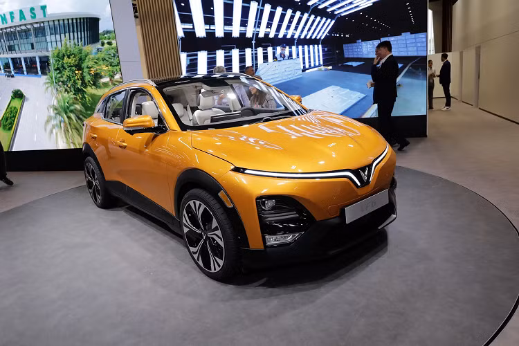 Nội thất của mẫu SUV thuần điện này phối 2 màu tương phản đồng thời đi kèm những chi tiết màu vàng hồng như mặt táp-lô, tapi cửa và bệ tì tay trung tâm giữa 2 ghế trước. Trước mặt người lái là vô lăng 3 chấu với thiết kế vát đáy thể thao và tích hợp các phím chức năng. VinFast VF6 không hề có bảng đồng hồ như thường thấy mà chỉ được trang bị màn hình cảm ứng trung tâm cỡ lớn với thiết kế xoay về phía người lái.