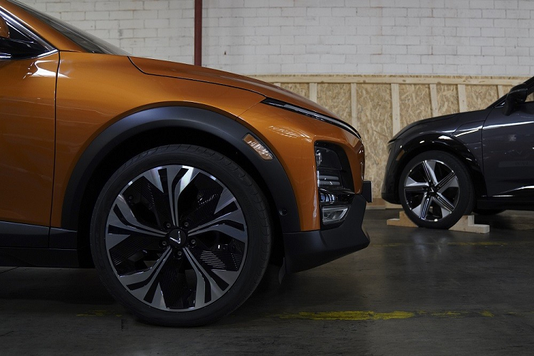 Như vậy, VinFast VF6 Plus dùng mô-tơ điện giống hệt với VF7 Eco. Cả hai phiên bản của VinFast VF6 đều dùng hệ dẫn động cầu trước FWD và không có hệ dẫn động 4 bánh toàn thời gian như VF7. Hiện thông số về pin và phạm vi di chuyển của mẫu SUV thuần điện cỡ B này vẫn chưa được hãng VinFast hé lộ.