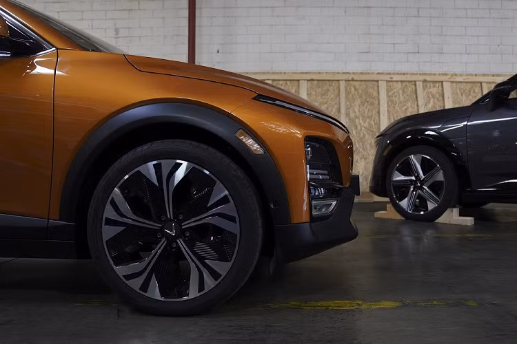 Như vậy, VinFast VF6 Plus dùng mô-tơ điện giống hệt với VF7 Eco. Cả hai phiên bản của VinFast VF6 đều dùng hệ dẫn động cầu trước FWD và không có hệ dẫn động 4 bánh toàn thời gian như VF7. Hiện thông số về pin và phạm vi di chuyển của mẫu SUV thuần điện cỡ B này vẫn chưa được hãng VinFast hé lộ.