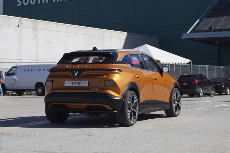 Giá xe VinFast VF6 2023 chưa công bố, nhưng sẽ chính thức được bán ra vào năm sau. Như các mẫu xe điện khác của VinFast, VF6 cũng có đầy đủ các chức năng an toàn chủ động và thụ động cùng chế độ bảo hành 10 năm cho xe, 10 năm hoặc trọn đời cho pin (không giới hạn số km), các dịch vụ bảo dưỡng, cứu hộ di động, sửa chữa linh hoạt 24/7.