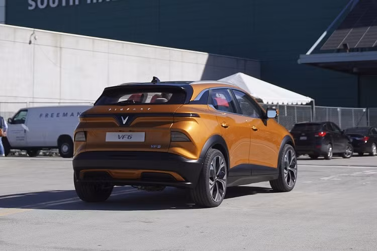 Giá xe VinFast VF6 2023 chưa công bố, nhưng sẽ chính thức được bán ra vào năm sau. Như các mẫu xe điện khác của VinFast, VF6 cũng có đầy đủ các chức năng an toàn chủ động và thụ động cùng chế độ bảo hành 10 năm cho xe, 10 năm hoặc trọn đời cho pin (không giới hạn số km), các dịch vụ bảo dưỡng, cứu hộ di động, sửa chữa linh hoạt 24/7.