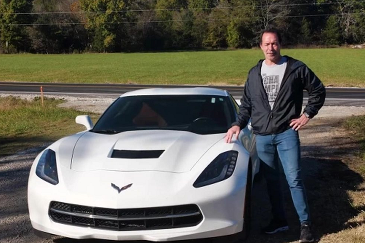 Kỷ lục lùi xe nhanh nhất thế giới được Scott Burner thiết lập vào ngày 15/6/2022 tại trường đua của Bảo tàng Corvette Quốc gia ở Bowling Green, Kentucky. Việc lựa chọn đường đua rất quan trọng vì để đạt được kỷ lục thế giới Burner cần một đoạn đường rất bằng phẳng và anh phải nhờ một bên thứ ba độc lập kiểm tra chiếc xe của mình trước khi bắt đầu thử thách. 