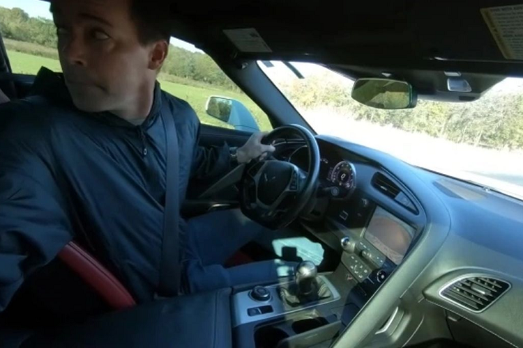 Scott cho biết mọi việc không hề dễ dàng như vẻ ngoài: "Tôi phải xoay người sang bên phải để nhìn về phía sau, tay phải để ở ghế bên còn tay trái đánh vô lăng.” Tầm nhìn Scott thuần túy nhắm tới cửa sổ sau - cách quan sát anh lựa chọn và đã luyện tập từ tận năm 2000 đến nay.