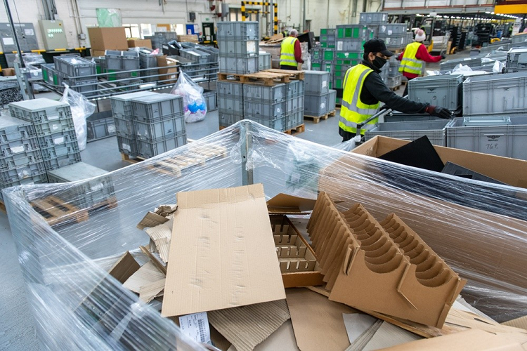 Bentley nhan chung chi “khong phat thai nhua” dau tien tu South Pole-Hinh-3