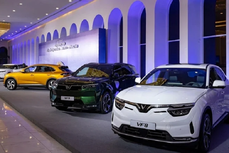 Kích thước của các phiên bản cũng có sự khác biệt nhẹ. Chiều dài trục cơ sở chung là 3.149 mm. Trong đó, có kích thước dài x rộng x cao là Eco (7 chỗ) 5.119 x 2.004 x 1.696 mm, Plus (7 chỗ) 5.119 x 2.070 x 1.696 mm, Plus (6 chỗ) 5.119 x 2.070 x 1.696 mm. Hai bản Plus sẽ có chiều rộng lớn hơn một chút so với Eco. Ngoài ra, bản Eco sẽ có trọng lượng 2.830 kg, 2 bản Plus sẽ nặng hơn với 2.866 kg.