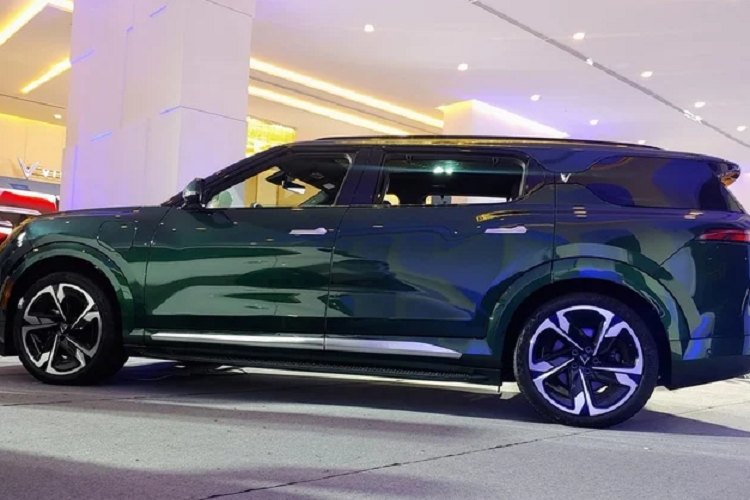 Dự kiến, VinFast sẽ bàn giao xe VF9 theo thứ tự đặt cọc cam kết từ tháng 01/2023. Đặc biệt, các Khách hàng đặt cọc đủ 50 triệu đồng sẽ được nhận Voucher Vinpearl trị giá 118 triệu đồng theo chính sách VinFirst cùng nhiều ưu đãi khác.