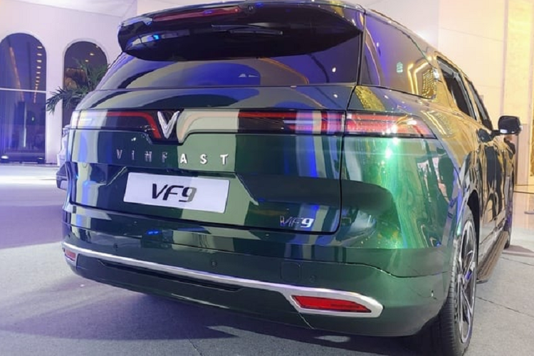 Khách hàng đặt cọc bổ sung và ký hợp đồng mua bán chính thức VF9 mới nhất sẽ trở thành một trong những người tiên phong sở hữu xe sớm nhất, trải nghiệm động cơ mạnh mẽ, tính năng thông minh, hiện đại của mẫu SUV điện hạng E và nhận những ưu đãi hấp dẫn nhất từ VinFast.