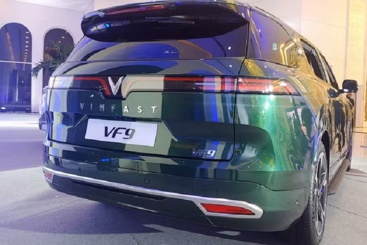 Khách hàng đặt cọc bổ sung và ký hợp đồng mua bán chính thức VF9 mới nhất sẽ trở thành một trong những người tiên phong sở hữu xe sớm nhất, trải nghiệm động cơ mạnh mẽ, tính năng thông minh, hiện đại của mẫu SUV điện hạng E và nhận những ưu đãi hấp dẫn nhất từ VinFast.