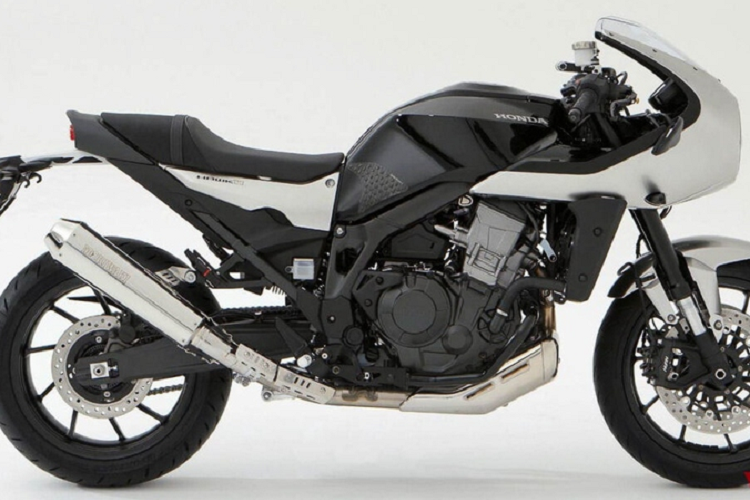 Những điểm nổi bật khác của mẫu xe môtô Honda Hawk 11 bao gồm đèn pha hình tròn DRL và viền chrome, kính chắn gió nhỏ gọn, gương chiếu hậu tròn, đèn báo rẽ hình mũi giáo, tay lái đặt thấp và bình xăng điêu khắc.