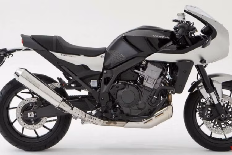 Những điểm nổi bật khác của mẫu xe môtô Honda Hawk 11 bao gồm đèn pha hình tròn DRL và viền chrome, kính chắn gió nhỏ gọn, gương chiếu hậu tròn, đèn báo rẽ hình mũi giáo, tay lái đặt thấp và bình xăng điêu khắc.