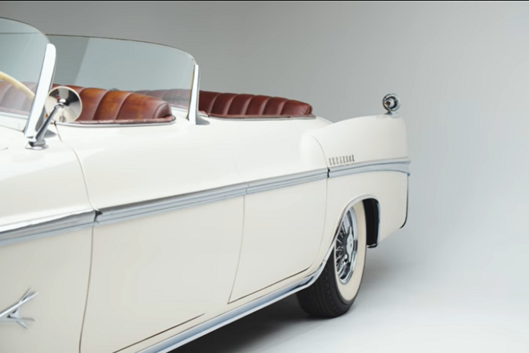 Chiếc xe Chrysler Imperial Parade Phaeton huyền thoại này đã trải qua một vài thay đổi kể từ khi mới sản xuất. Ban đầu được hoàn thiện bằng màu xanh lá cây kim loại với nội thất bằng da heo tự nhiên, nó đã được sơn lại bằng màu cát sa mạc khi Chrysler nâng cấp lên các thông số kỹ thuật năm 1956. Sau này, nó đã được hoàn thiện lại trong màu trắng và có nội thất màu nâu sang trọng.