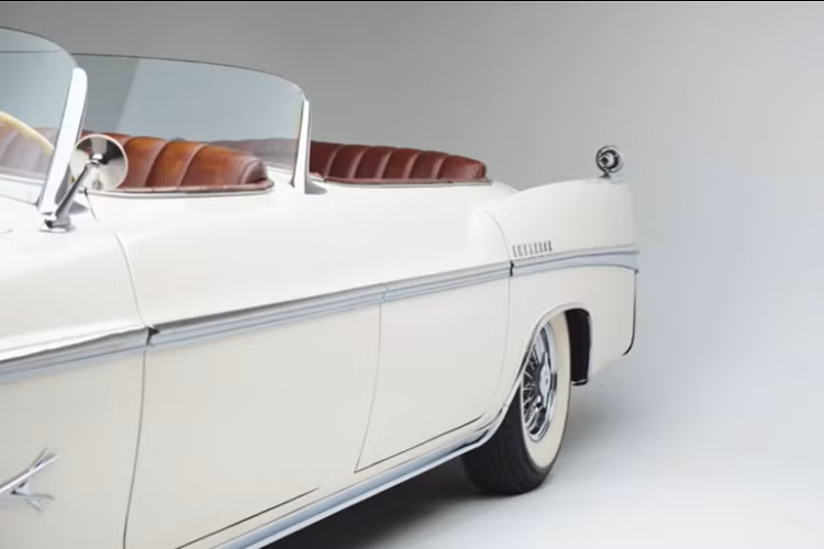 Chiếc xe Chrysler Imperial Parade Phaeton huyền thoại này đã trải qua một vài thay đổi kể từ khi mới sản xuất. Ban đầu được hoàn thiện bằng màu xanh lá cây kim loại với nội thất bằng da heo tự nhiên, nó đã được sơn lại bằng màu cát sa mạc khi Chrysler nâng cấp lên các thông số kỹ thuật năm 1956. Sau này, nó đã được hoàn thiện lại trong màu trắng và có nội thất màu nâu sang trọng.