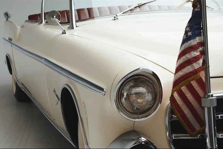 Về mặt máy móc, Parade Phaeton có mạnh hơn những người anh em tiêu chuẩn, kích thước ngắn hơn của nó không? Câu trả lời đáng tiếc là không. Chiếc xe này cũng chỉ được trang bị động cơ Hemi V8 dung tích 5.4 lít, công suất 180 mã lực dưới nắp capô. Nhưng công bằng mà nói, chiếc xe này cũng không cần chạy nhanh. Mục đích của nó là chuyên chở Tổng thống và các quan chức cấp cao khác, và nó đã thực hiện tốt nhiệm vụ của mình trong nhiều thập kỷ.