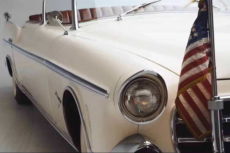 Về mặt máy móc, Parade Phaeton có mạnh hơn những người anh em tiêu chuẩn, kích thước ngắn hơn của nó không? Câu trả lời đáng tiếc là không. Chiếc xe này cũng chỉ được trang bị động cơ Hemi V8 dung tích 5.4 lít, công suất 180 mã lực dưới nắp capô. Nhưng công bằng mà nói, chiếc xe này cũng không cần chạy nhanh. Mục đích của nó là chuyên chở Tổng thống và các quan chức cấp cao khác, và nó đã thực hiện tốt nhiệm vụ của mình trong nhiều thập kỷ.