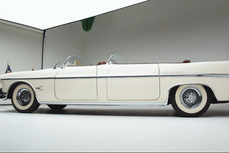 Nhưng có lẽ điều ấn tượng nhất về chiếc xe khổng lồ dài hơn 6 mét này là nó cực kỳ lộng lẫy, không tạo cảm giác như một “viên gạch” cực lớn trên bánh xe giống như nhiều mẫu limousine khác. Chi tiết kính chắn gió thấp cũng tạo nên cảm giác tốc độ, cá tính kiểu như một chiếc xe thể thao cổ điển.