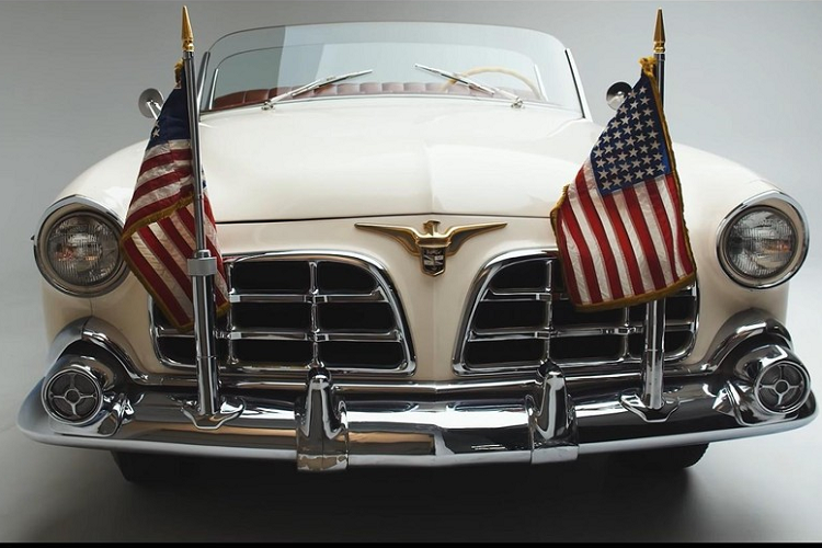 Không giống như các chiếc xe nghi lễ khác từ cùng thời đại đó, khoang phía trước và phía sau của nó hoàn toàn tách biệt. Hơn nữa, xe còn có hai kính chắn gió, một dành cho mỗi khoang. Kiểu bố trí hai khoang hành khách tách biệt này khá phổ biến trong những năm 1920, nhưng nó đã được thay thế bằng kiểu mui trần trong những năm 1930. Chiếc limousine đẳng cấp Tổng thống Mỹ này cũng không có tay nắm cửa, và trang bị một băng ghế dài ở khu vực hành khách phía sau.