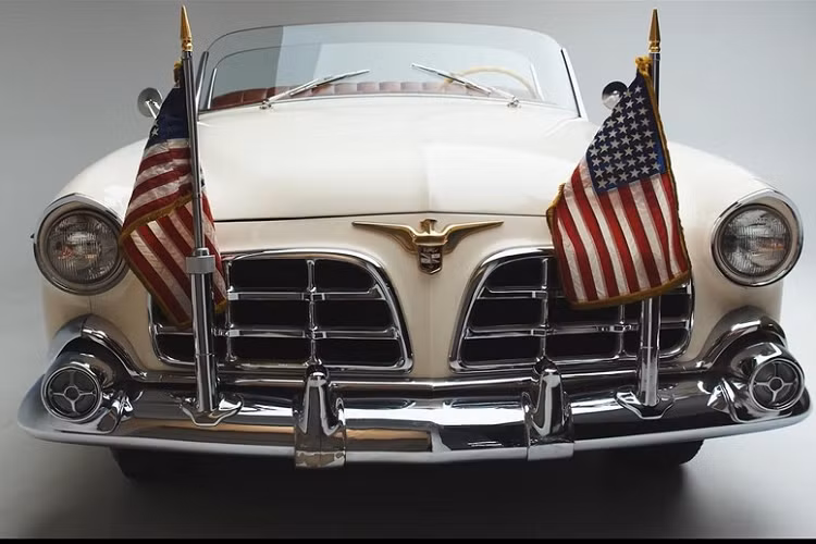 Không giống như các chiếc xe nghi lễ khác từ cùng thời đại đó, khoang phía trước và phía sau của nó hoàn toàn tách biệt. Hơn nữa, xe còn có hai kính chắn gió, một dành cho mỗi khoang. Kiểu bố trí hai khoang hành khách tách biệt này khá phổ biến trong những năm 1920, nhưng nó đã được thay thế bằng kiểu mui trần trong những năm 1930. Chiếc limousine đẳng cấp Tổng thống Mỹ này cũng không có tay nắm cửa, và trang bị một băng ghế dài ở khu vực hành khách phía sau.