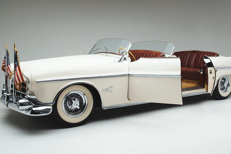 Các vị Tổng thống Mỹ đã sử dụng ô tô làm phương tiện đi lại chính kể từ những ngày đầu của thế giới ôtô. Chuyện kể rằng William McKinley là người đầu tiên làm điều đó vào năm 1901 khi ông lái một chiếc xe được chế tạo bởi Stanley Motor Carriage Company. Kể từ đó, hai thương hiệu Lincoln và Cadillac đã thay nhau cung cấp mẫu xe đặc biệt dành cho Tổng thống. Tuy nhiên, lịch sử vẫn có một vài ngoại lệ, bao gồm chiếc Chrysler Imperial 1952 tuyệt đẹp này.