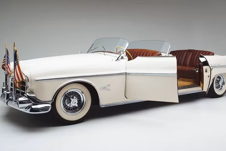 Các vị Tổng thống Mỹ đã sử dụng ô tô làm phương tiện đi lại chính kể từ những ngày đầu của thế giới ôtô. Chuyện kể rằng William McKinley là người đầu tiên làm điều đó vào năm 1901 khi ông lái một chiếc xe được chế tạo bởi Stanley Motor Carriage Company. Kể từ đó, hai thương hiệu Lincoln và Cadillac đã thay nhau cung cấp mẫu xe đặc biệt dành cho Tổng thống. Tuy nhiên, lịch sử vẫn có một vài ngoại lệ, bao gồm chiếc Chrysler Imperial 1952 tuyệt đẹp này.