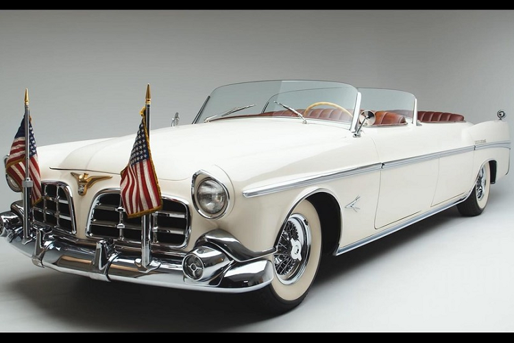 Chiếc Parade Phaeton phục vụ Tổng thống Mỹ đã được chế tạo vào năm 1952, và đúng như tên gọi gợi ý, nó được dựa trên mẫu Chrysler Imperial sản xuất thông thường. Nhưng mặc dù chia sẻ khung gầm với Imperial Crown và lưới tản nhiệt cùng tấm cản va với chiếc Imperial 1951, Parade Phaeton vẫn có phần thân vỏ độ riêng.