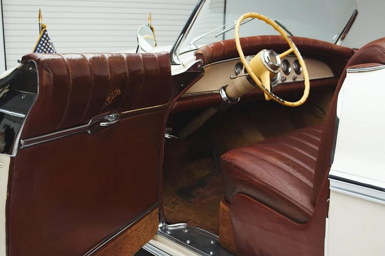 Là một trong ba chiếc xe được chế tạo trong năm 1952, chiếc Imperial này đã được sử dụng bởi các vị Tổng thống Mỹ như Dwight Eisenhower, John F. Kennedy, và Richard Nixon. Nhưng không giống như những chiếc xe Tổng thống khác, nó không được đỗ tại Nhà Trắng. Vì chính sách không nhận quà tặng của chính phủ Liên Bang, Phaeton đã đỗ tại một cơ sở của Chrysler và được cho Nhà Trắng mượn bất cứ khi nào cần.