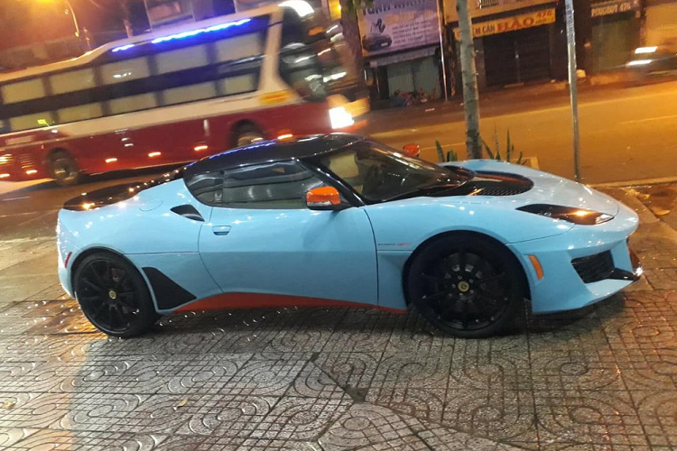Đây cũng là mẫu xế độc Lotus Evora GT mới tinh, đầu tiên cập bến Việt Nam dành cho các tay chơi thích sưu tầm. Chiếc xe thể thao Lotus Evora GT đầu tiên cập bến Việt Nam sở hữu ngoại hình nhỏ nhắn nhưng cực kỳ hầm hố, xe mang tông màu xanh nhạt với các điểm nhấn được sơn màu đen và cam.