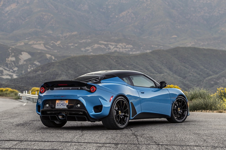 Để làm được điều này, Lotus Evora GT sở hữu động cơ V6, dung tích 3.5 lít cho ra công suất tối đa 416 mã lực và mô-men xoắn cực đại từ 430 Nm đến 450 Nm, phụ thuộc vào hộp số sàn 6 cấp hoặc tự động 6 cấp. Thời gian đua nước rút từ vị trí xuất phát lên 96 km/h của Lotus Evora GT sử dụng số sàn là 3,8 giây và bản số tự đồng mất 3,9 giây.