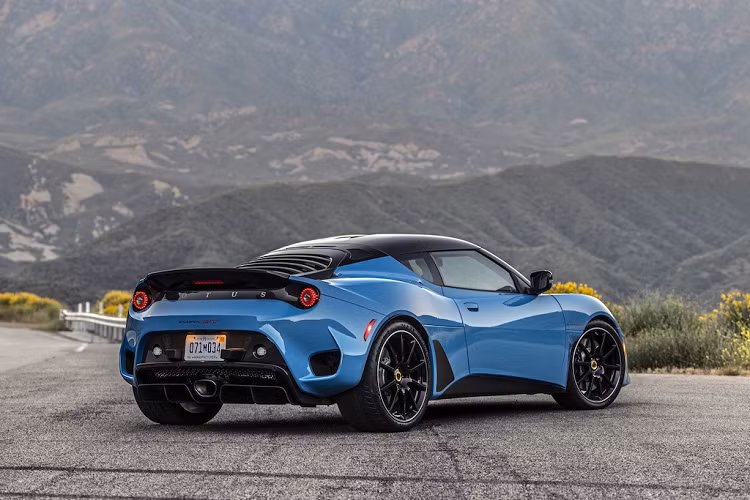 Để làm được điều này, Lotus Evora GT sở hữu động cơ V6, dung tích 3.5 lít cho ra công suất tối đa 416 mã lực và mô-men xoắn cực đại từ 430 Nm đến 450 Nm, phụ thuộc vào hộp số sàn 6 cấp hoặc tự động 6 cấp. Thời gian đua nước rút từ vị trí xuất phát lên 96 km/h của Lotus Evora GT sử dụng số sàn là 3,8 giây và bản số tự đồng mất 3,9 giây.