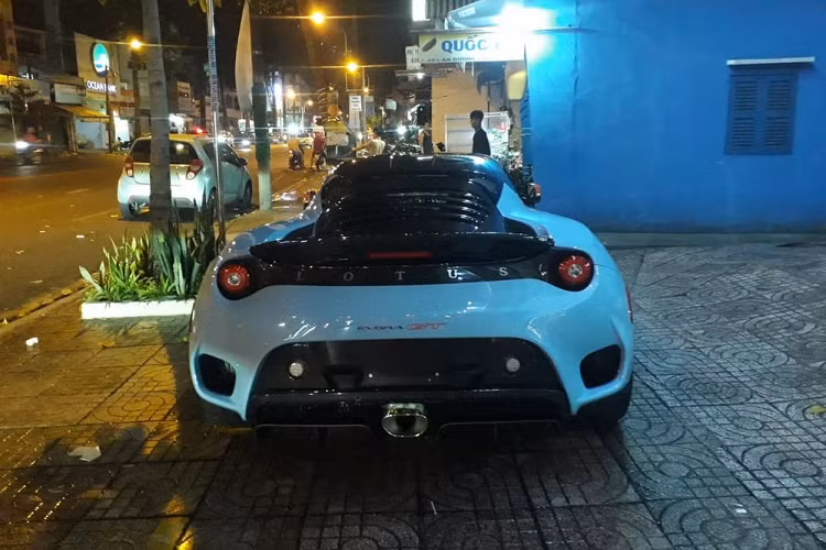 Hiện chưa rõ Lotus Evora GT duy nhất tại dải đất hình chữ S đã có chủ nhân hay chưa. Số lượng xe Lotus tại Việt Nam chỉ đếm trên đầu ngón tay, trong đó, mẫu xe Lotus Evora GT âm thầm xuất hiện tại tại dải đất hình chữ S rất nổi tiếng.