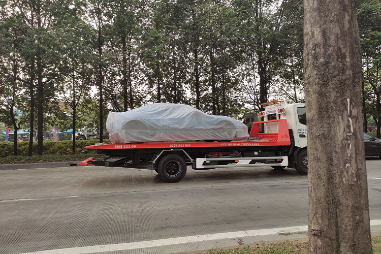 Tốc độ tối đa của Lotus Evora GT là 280km/h. Mức giá xe Lotus Evora GT đầu tiên về Việt Nam không được tiết lộ, chỉ biết rằng, tại thị trường nước ngoài, xe có giá khởi điểm từ 2,2 tỷ đồng, chưa bao gồm các tùy chọn.