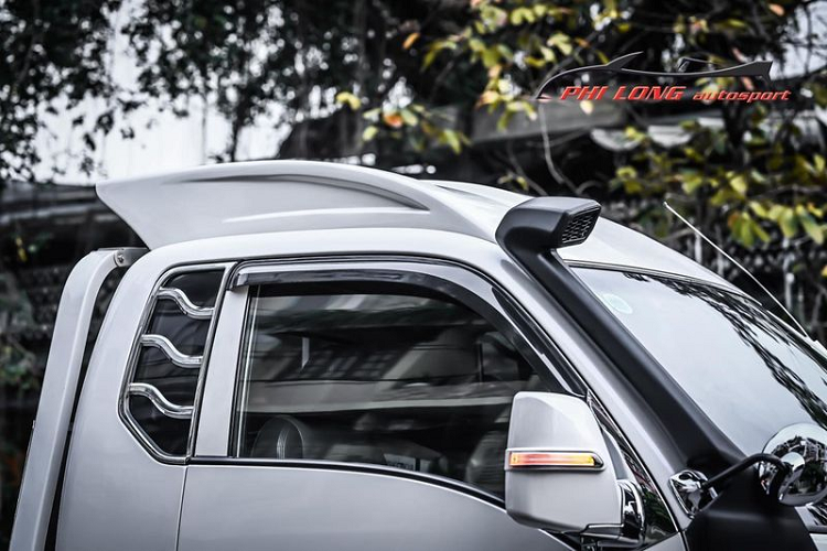 Ở phía sau, xe được trang bị hốc hút gió và hốc thoát gió giả đặt phía dưới thùng xe, cản sau cũng có khuếch tán gió như xe thể thao.