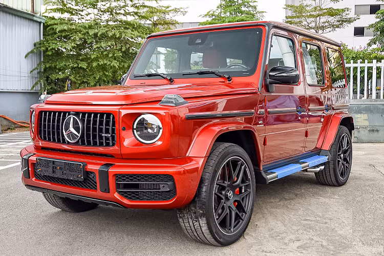 Giá xe Mercedes-AMG G63 hiện đang bán ra khoảng trên 12 tỷ đồng. Bỏ ra số tiền trên, đại gia Quảng Ninh nhận về chiếc xe Mercedes-AMG G63 có màu sơn đỏ hết sức nổi bật cùng với đó là nhiều chi tiết sơn đen. Chiếc SUV hạng sang này được nhập khẩu không chính hãng và đang là lựa chọn rất thú vị cho các đại gia thích xe gầm cao.