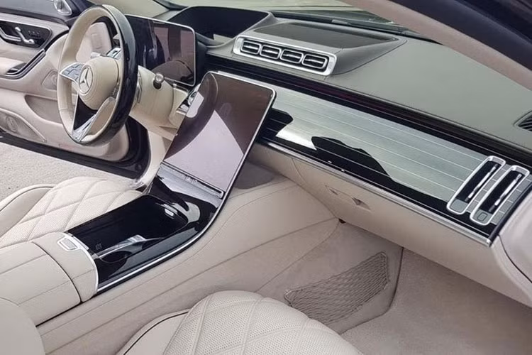 Chiếc xe siêu sang Mercedes-Maybach S680 của đại gia Quảng Ninh chỉ sở hữu duy nhất một màu sơn là đen bóng thay vì chọn phương pháp sơn 2 tông màu đắt đỏ. Chiếc xe này thuộc thế hệ mới nên có diện mạo hấp dẫn và bên trong khoang lái trang bị đến tận 5 màn hình khủng.